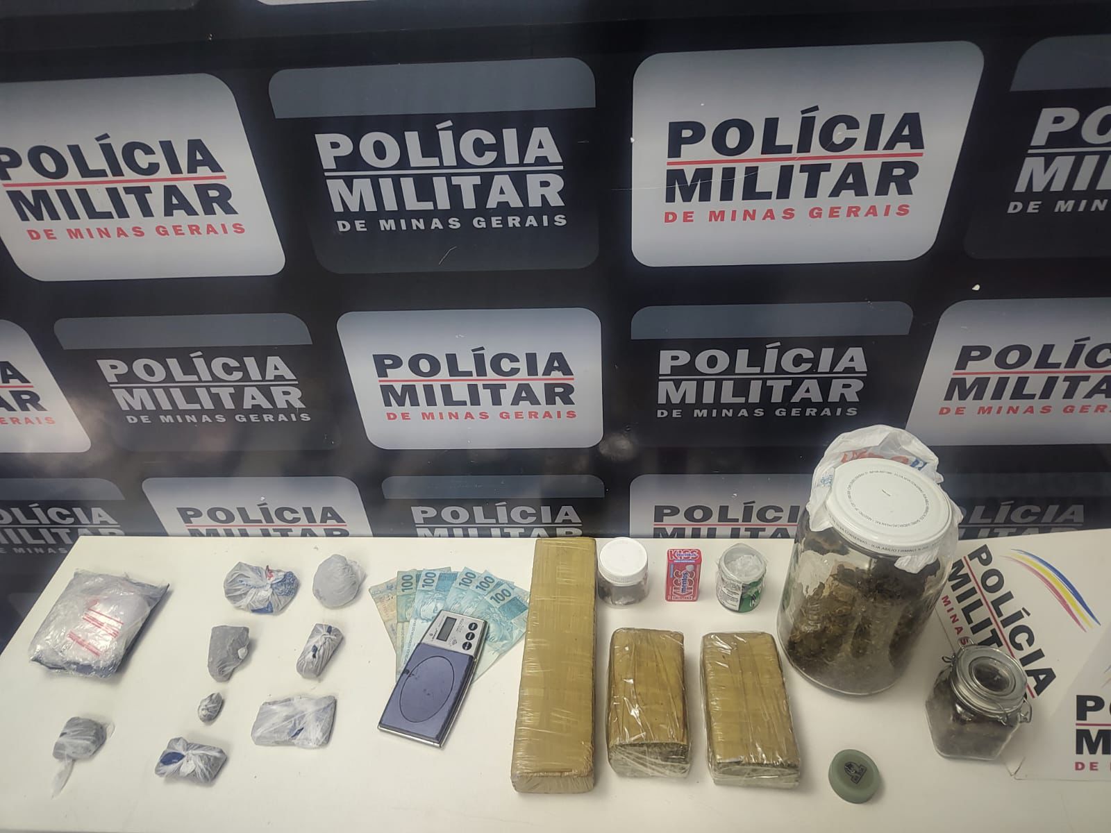 Homem é preso durante operação de combate ao tráfico de drogas em distrito de Manhuaçu