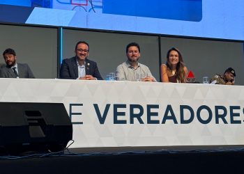 Alê Ferraz participa de mesa de abertura do 11º Congresso Mineiro de Vereadores