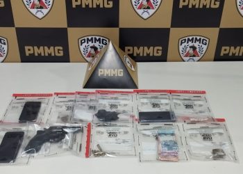 Operação da PM no Vila Parque Ibituruna apreende três adolescentes, drogas e arma