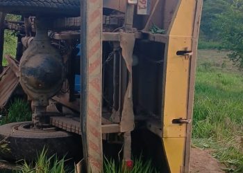 Motorista morre ao capotar caminhão em barranco na LMG-736 em São Pedro do Suaçuí