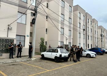 Operação Retomada é deflagrada após triplo homicídio na Favelinha do Ipê e resulta em prisões e apreensão de drogas e arma