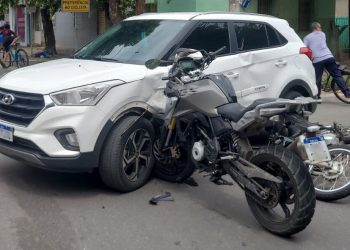 Motorista é agredido após acidente envolvendo um carro e duas motocicletas