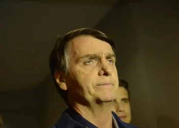 Defesa diz que Bolsonaro não usou celular durante visita de Nikolas