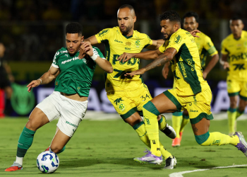 Palmeiras perde do Mirassol e vê Flamengo encostar na liderança do Brasileiro