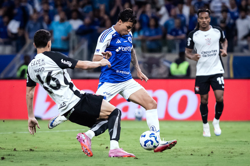Cruzeiro e Corinthians iniciam disputa por vaga na final da Copa do Brasil