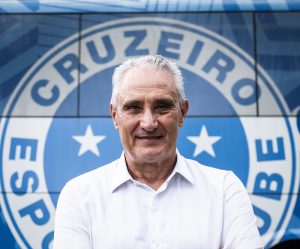 O Cruzeiro anunciou oficialmente, na tarde desta terça-feira (16), a contratação de Tite como novo técnico da equipe principal. De acordo com o clube, o treinador firmou contrato com validade até o fim da temporada 2026. No mesmo dia, Tite esteve em Belo Horizonte, onde visitou e conheceu as instalações da Toca da Raposa 2.
