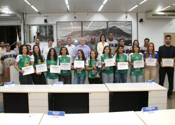 Câmara homenageia equipes e atletas do futebol feminino de Valadares