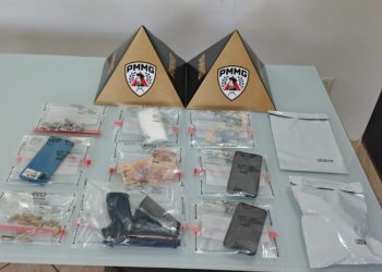 Operação da PM no Morro do Querosene prende homem e apreende dois adolescentes, arma e drogas