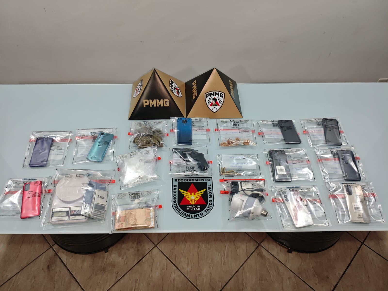 Operação da PM resulta em prisões e apreensões de drogas no Jardim Ipê