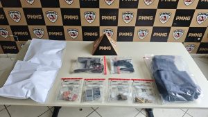 PM prende suspeito de homicídio e apreende armas e drogas em operação no São Raimundo