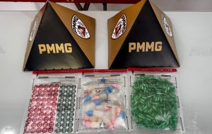 Suspeito de tráfico é preso no Carapina com 185 pinos de cocaína e frascos de lança-perfume