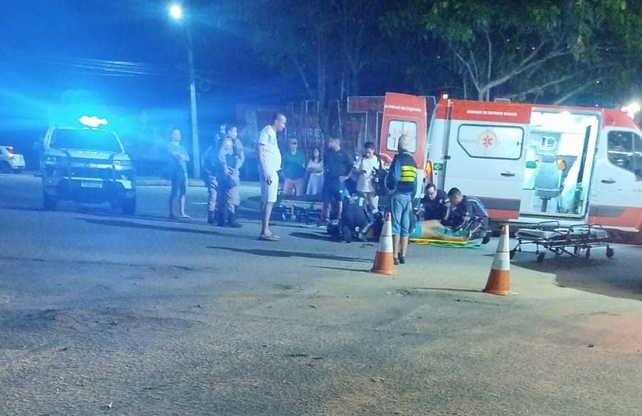 Dois jovens ficam gravemente feridos em colisão de motos no bairro São Cristóvão