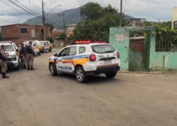 Pai e filho ficam feridos após disparos durante discussão em via pública