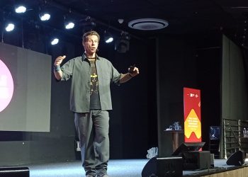 Caito Maia, fundador da Chilli Beans, destaca experiência e inovação em palestra sobre varejo em Valadares