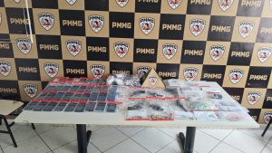 PM apreende armas, drogas e dezenas de celulares durante operação em Valadares
