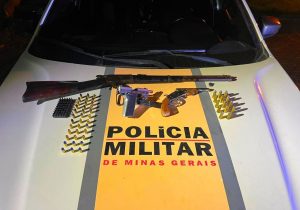 Dois homens são presos pela PM Rodoviária com armas de fogo e munições na MGC-381 em Mantena