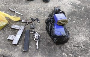 Adolescente é apreendido com armas e grande quantidade de drogas no bairro Santa Rita