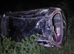 Carro conduzido por adolescente capota em São Geraldo do Baixio