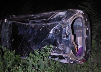 Carro conduzido por adolescente capota em São Geraldo do Baixio