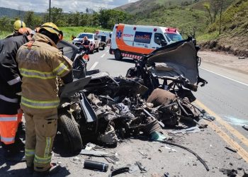 Motorista morre após colisão entre carro e caminhão na BR-381 entre Nova Era e Antônio Dias