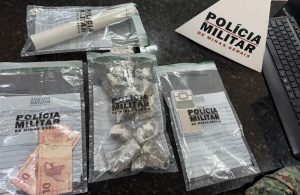 PM localiza drogas em casa e prende jovem suspeito de tráfico no bairro São Paulo