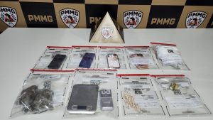 Operação da PM contra o tráfico no Turmalina prende homem e apreende dois adolescentes e drogas
