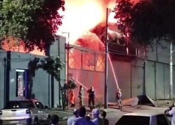 Incêndio de grandes proporções atinge depósito de supermercado no bairro Vila Isa
