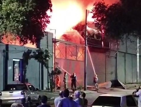 Incêndio de grandes proporções atinge depósito de supermercado no bairro Vila Isa