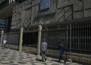 Petroleiros aprovam greve nacional a partir de segunda-feira