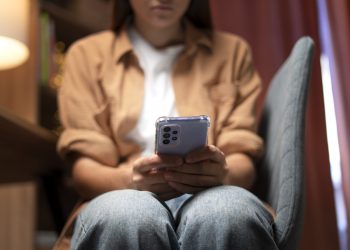 Mais conectados, porém menos humanos?