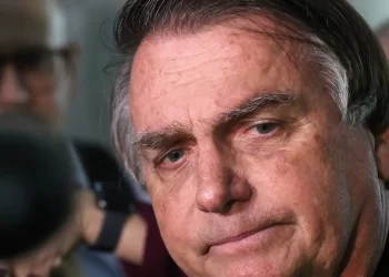 Bolsonaro é submetido à cirurgia para tratamento de hérnia bilateral