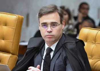 André Mendonça autoriza prisão domiciliar de investigado por fraude no INSS após agravamento de saúde