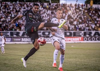 Democrata volta a tropeçar em casa e é derrotado pelo North