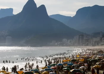Turismo brasileiro tem faturamento recorde de R$ 185 bilhões em 2025
