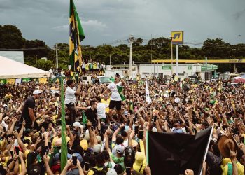 Raio atinge manifestantes na Praça do Cruzeiro, em Brasília