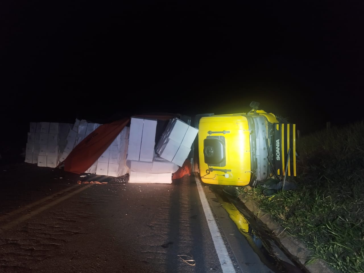Caminhão fica atravessado na pista após acidente na BR-259 em Valadares