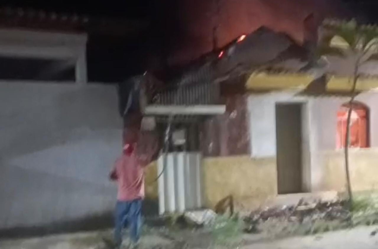 Incêndio durante a madrugada atinge casa no Centro de Tumiritinga