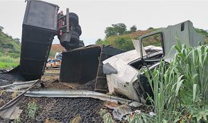 Caminhão tomba na BR-259 em Galiléia