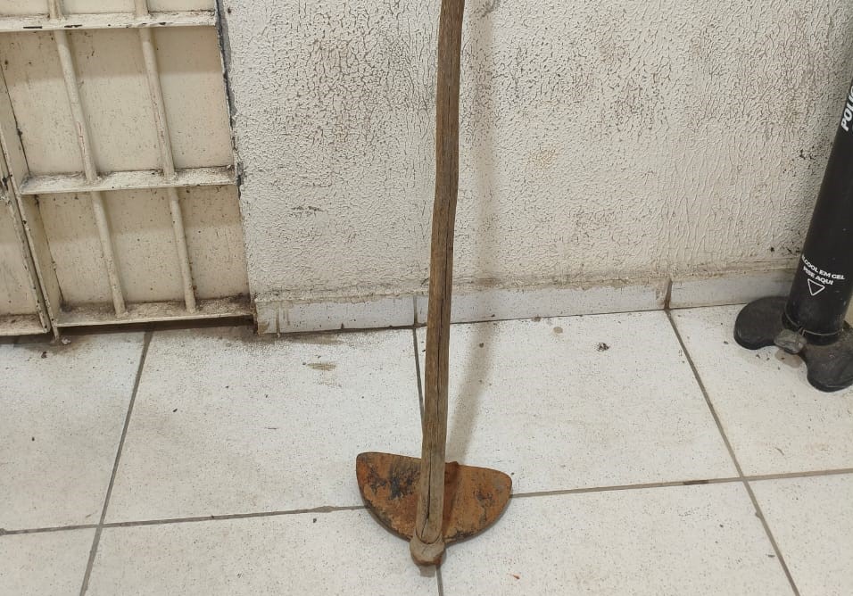 Ex-companheiro ataca mulher com enxada em Galiléia