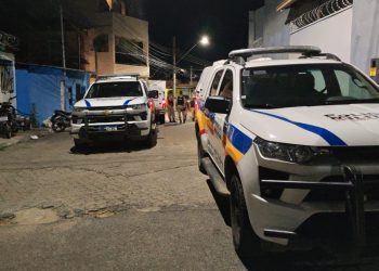 Dois homens são baleados na porta de um bar no bairro Vila Rica