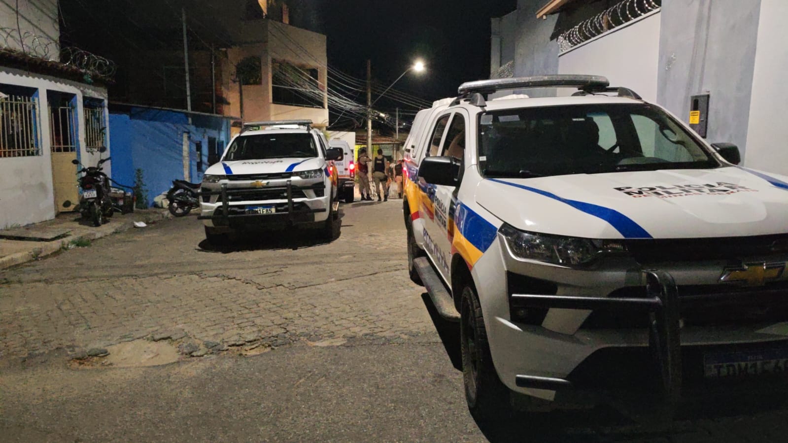 Dois homens são baleados na porta de um bar no bairro Vila Rica