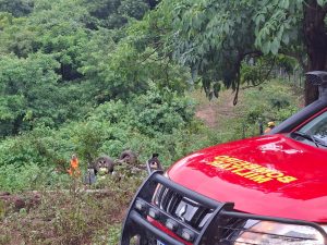 Capotamento de caminhonete deixa cinco feridos na estrada do Pico da Ibituruna