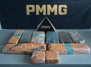 Mulher é presa com barras de maconha em carro de aplicativo em Conselheiro Pena