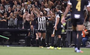 Atlético vence o Cruzeiro de virada e conquista primeira vitória no Mineiro