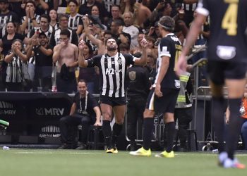 Atlético vence o Cruzeiro de virada e conquista primeira vitória no Mineiro