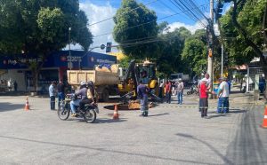 SMOSU trabalha no reparo de cratera aberta na Avenida Minas Gerais