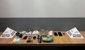 PM realiza operação e prende jovem com drogas e materiais usados no tráfico