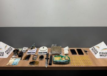 PM realiza operação e prende jovem com drogas e materiais usados no tráfico