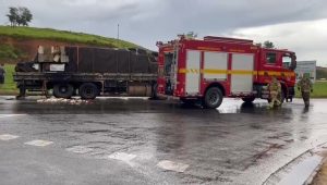 Incêndio em caminhão mobiliza Bombeiros no Distrito Industrial
