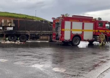 Incêndio em caminhão mobiliza Bombeiros no Distrito Industrial